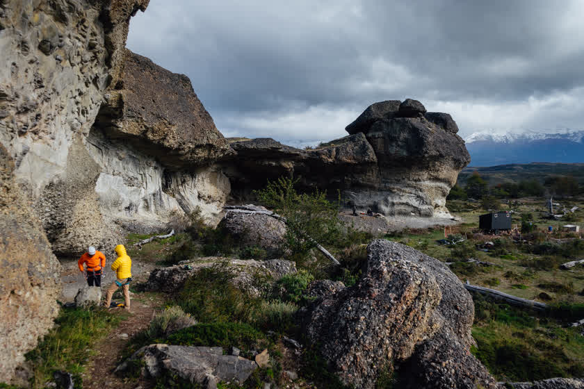 La muralla del cerro bajo un cielo de tormenta