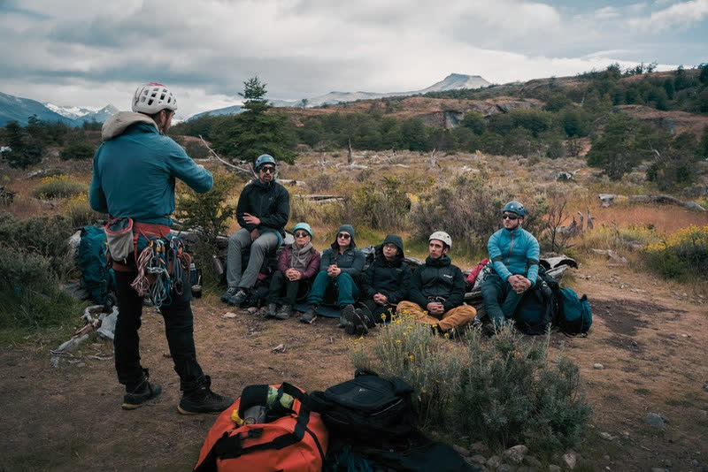 La clase en el terreno, el grupo sentado escuchando al instructor