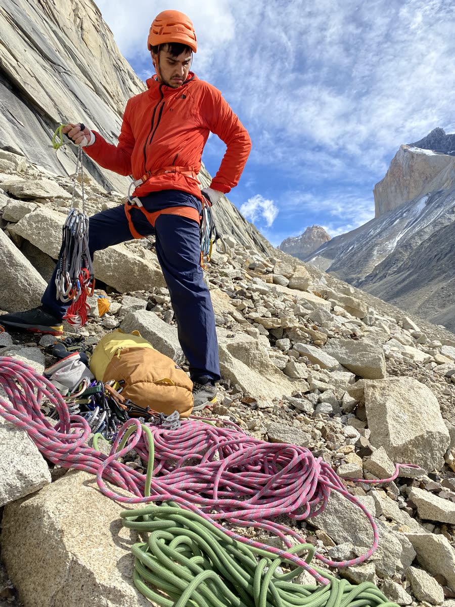 Raúl, guía de escalada, preparando el material al pie de una pared del macizo del Paine