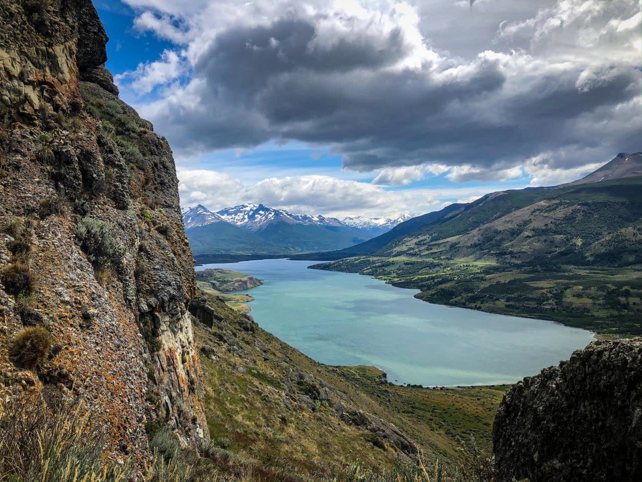 La laguna Sofía vista desde lo alto, con la cordillera Prat nevada al fondo