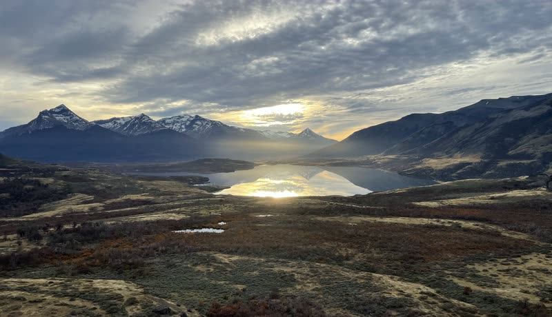 Atardecer sobre el lago y las montañas, visto desde la estepa del Cerro Benítez
